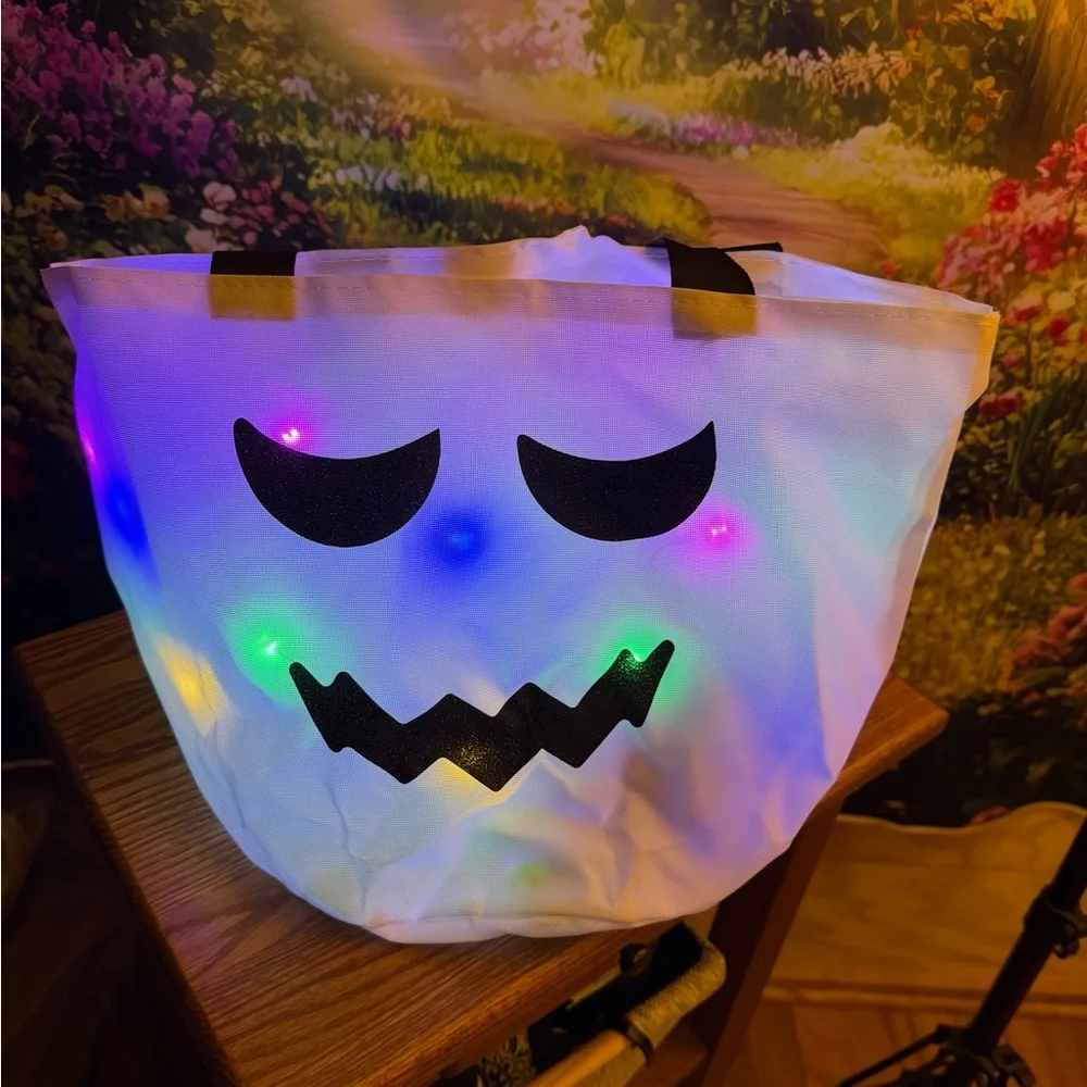 LIGHT-UP GHOST TRICK-OR-TREAT BAG